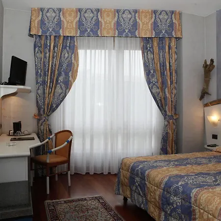 Lancaster Hotel